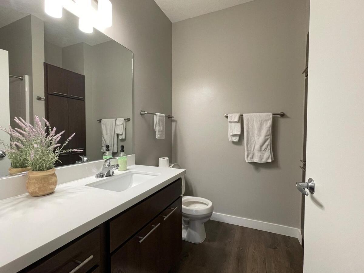 Ferienwohnung Large Downtown 2Br -Hot Tub-Downtown! Des Moines Exterior foto